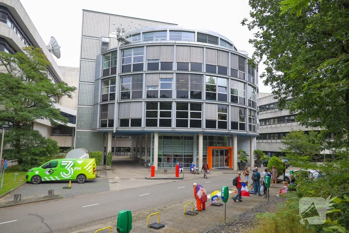 Demonstratie bij gebouwen van NOS en 3FM