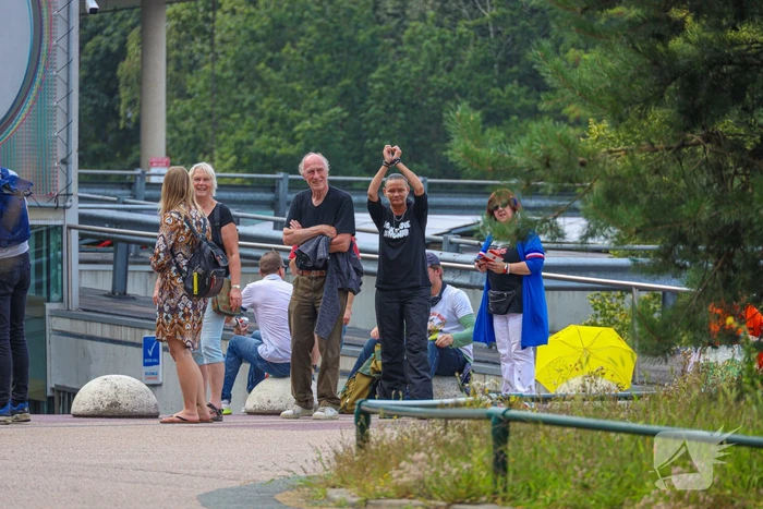 Demonstratie bij gebouwen van NOS en 3FM