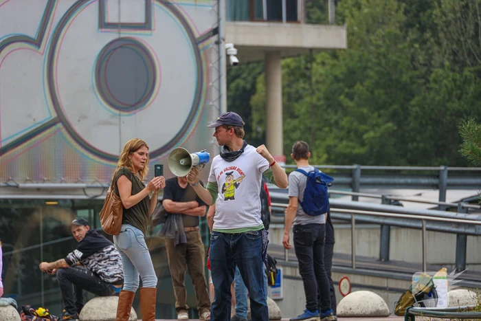 Demonstratie bij gebouwen van NOS en 3FM