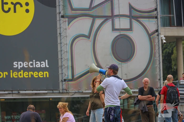 Demonstratie bij gebouwen van NOS en 3FM