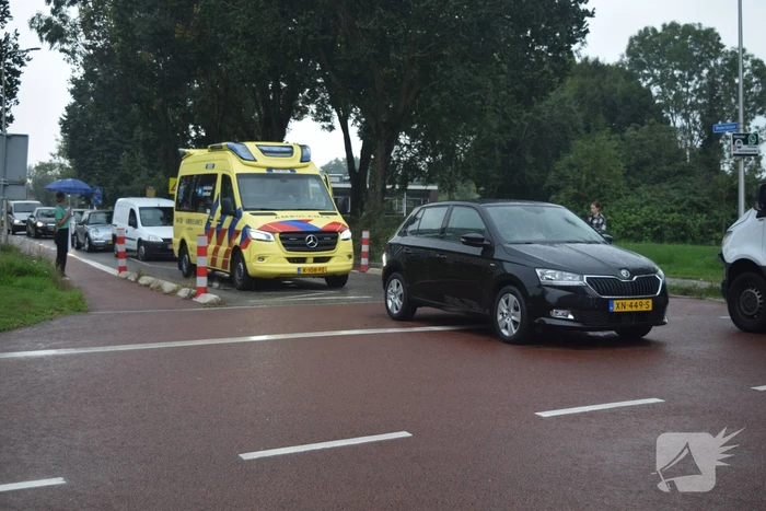 Fietser wijkt uit voor auto en komt ten val