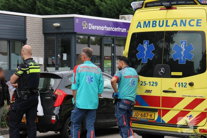 Schade bij botsing tussen auto en scooter