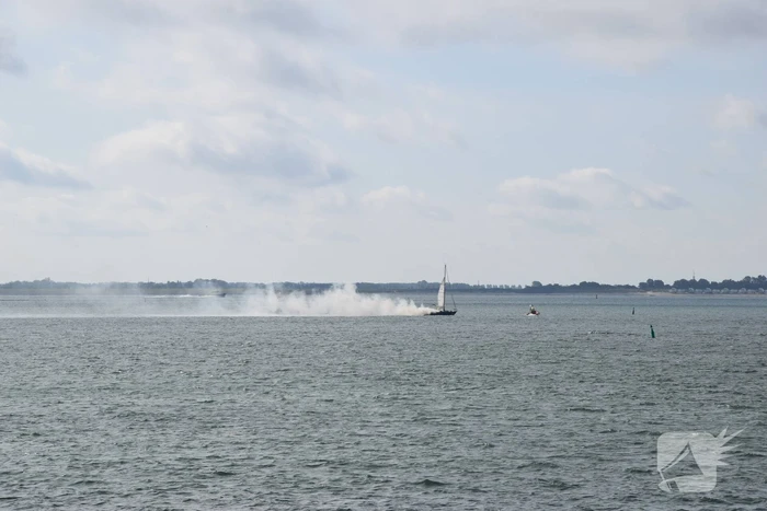 Zeiljacht uitgebrand op Oosterschelde