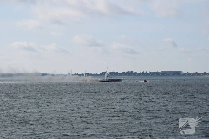Zeiljacht uitgebrand op Oosterschelde