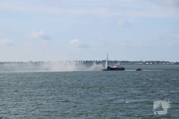 Zeiljacht uitgebrand op Oosterschelde