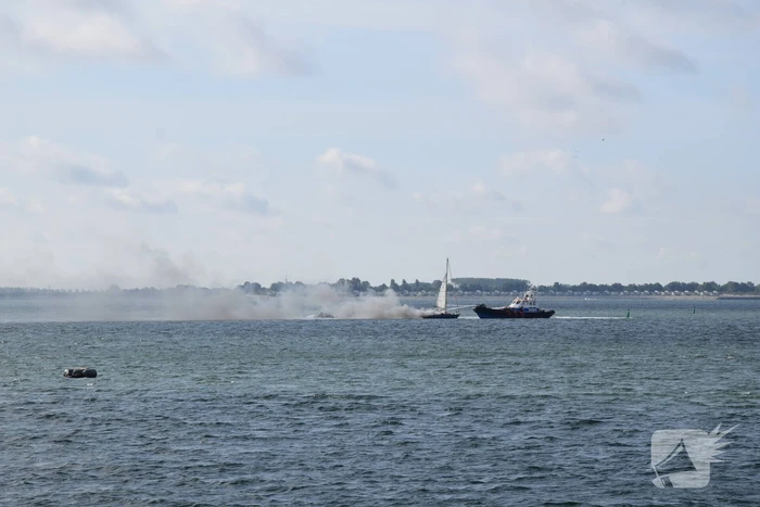 Zeiljacht uitgebrand op Oosterschelde