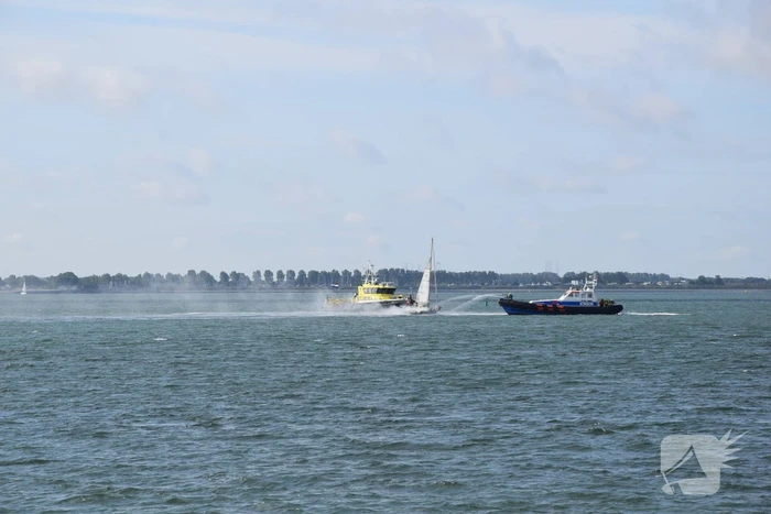 Zeiljacht uitgebrand op Oosterschelde