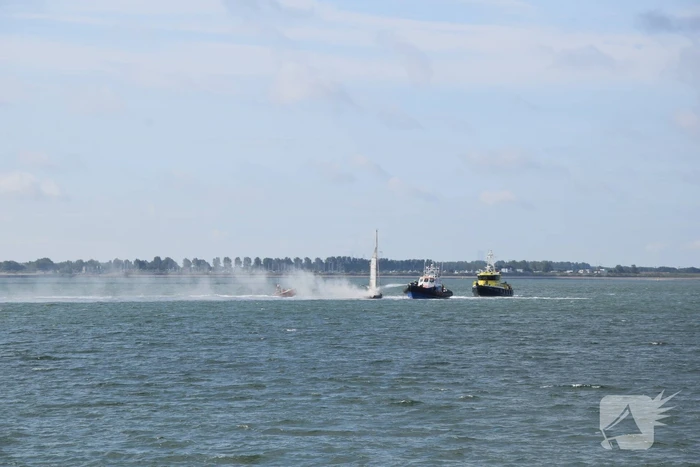 Zeiljacht uitgebrand op Oosterschelde
