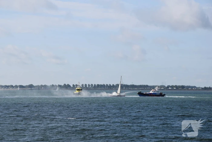 Zeiljacht uitgebrand op Oosterschelde
