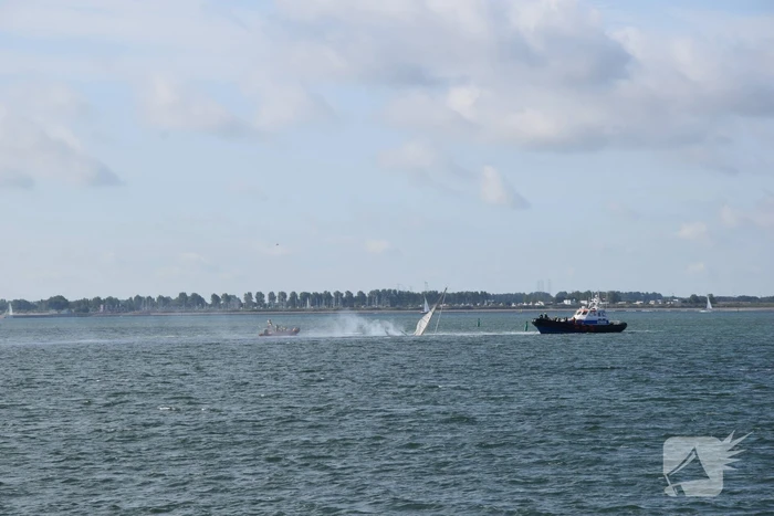 Zeiljacht uitgebrand op Oosterschelde