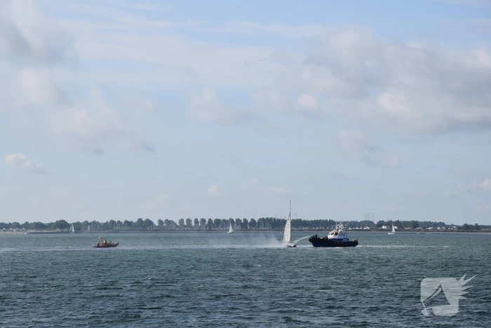 Zeiljacht uitgebrand op Oosterschelde