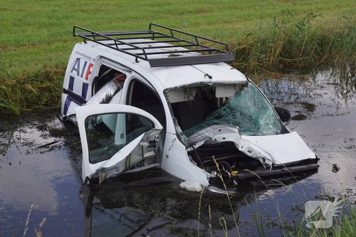 Bestelbus belandt zwaar beschadigd in sloot