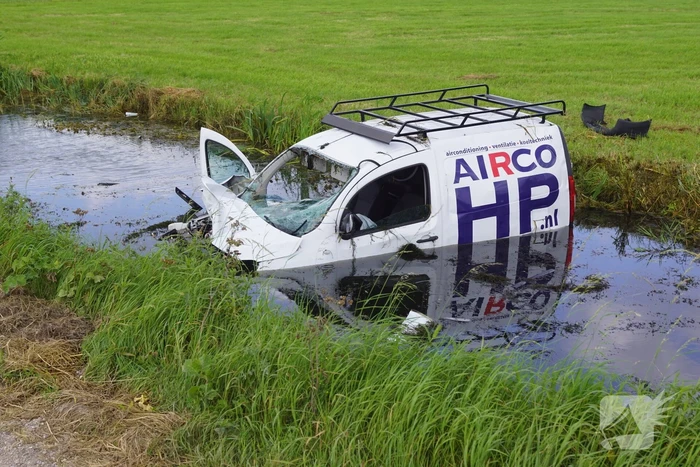 Bestelbus belandt zwaar beschadigd in sloot