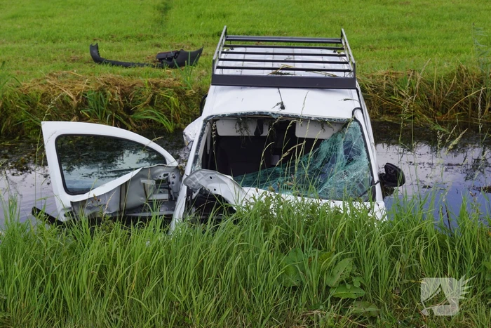 Bestelbus belandt zwaar beschadigd in sloot