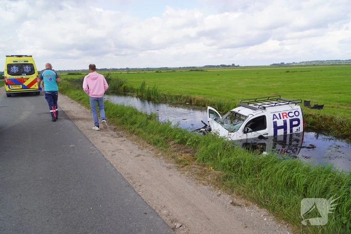 Bestelbus belandt zwaar beschadigd in sloot