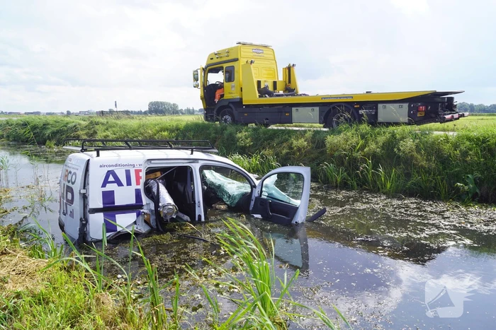 Bestelbus belandt zwaar beschadigd in sloot