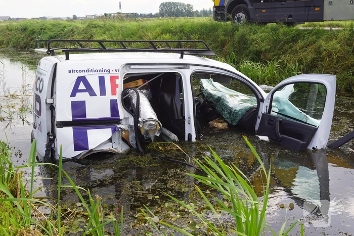 Bestelbus belandt zwaar beschadigd in sloot