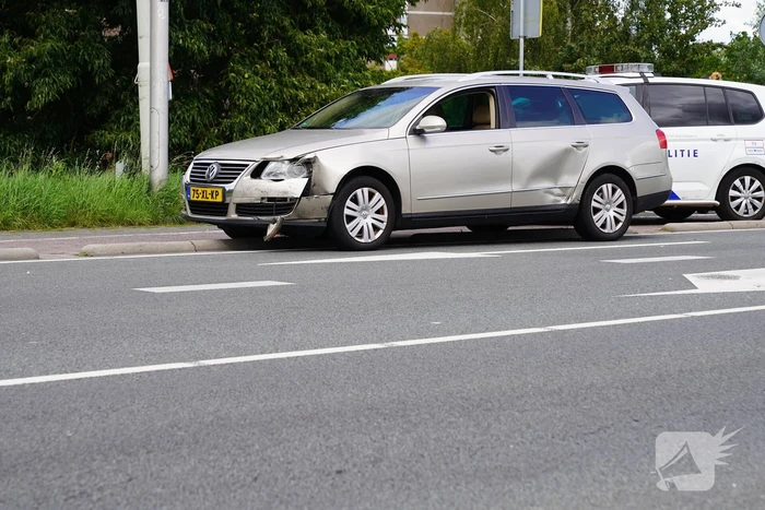 Veel schade bij ongeval tussen twee auto's en scooter