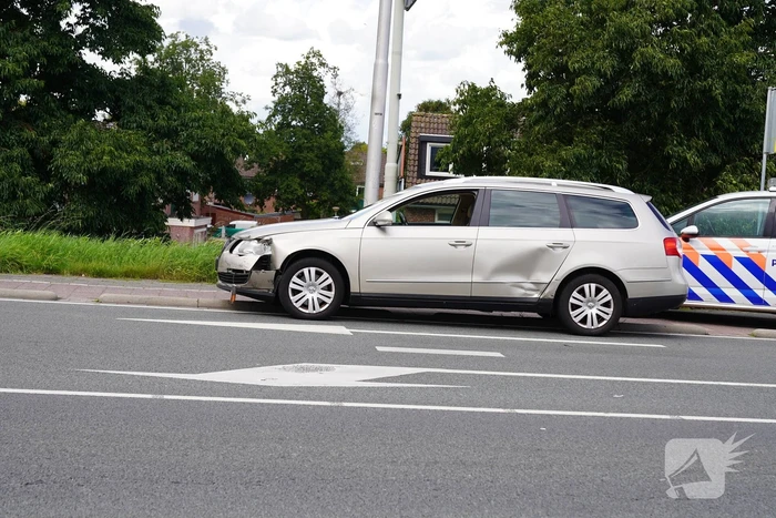 Veel schade bij ongeval tussen twee auto's en scooter