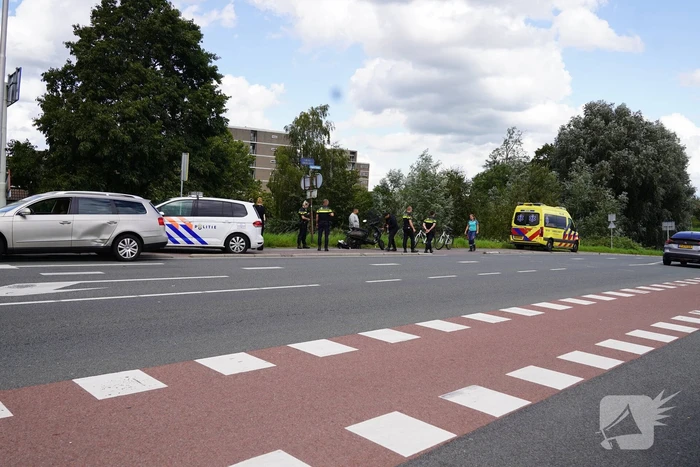 Veel schade bij ongeval tussen twee auto's en scooter