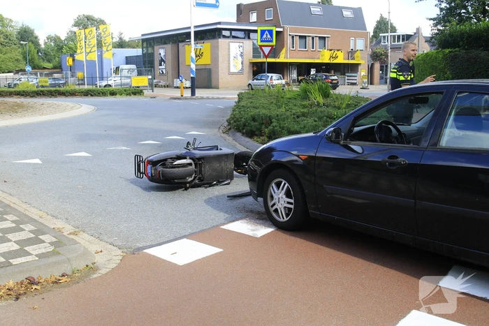 Scooterrijder gewond bij botsing met automobilist