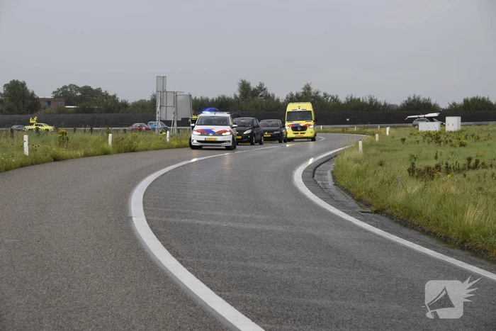 Automobilist belandt op zijkant naast afrit