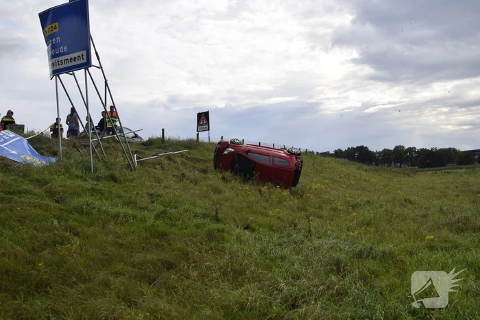 Automobilist belandt op zijkant naast afrit