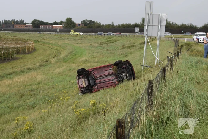 Automobilist belandt op zijkant naast afrit