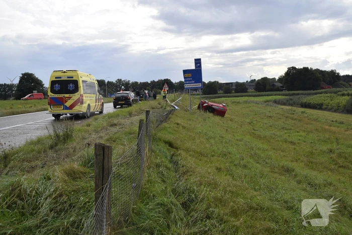 Automobilist belandt op zijkant naast afrit