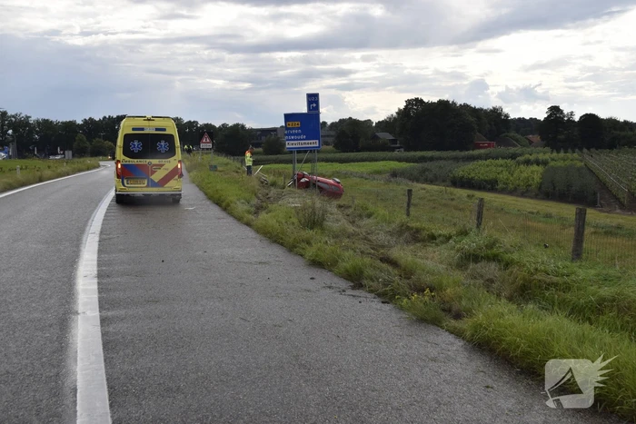 Automobilist belandt op zijkant naast afrit