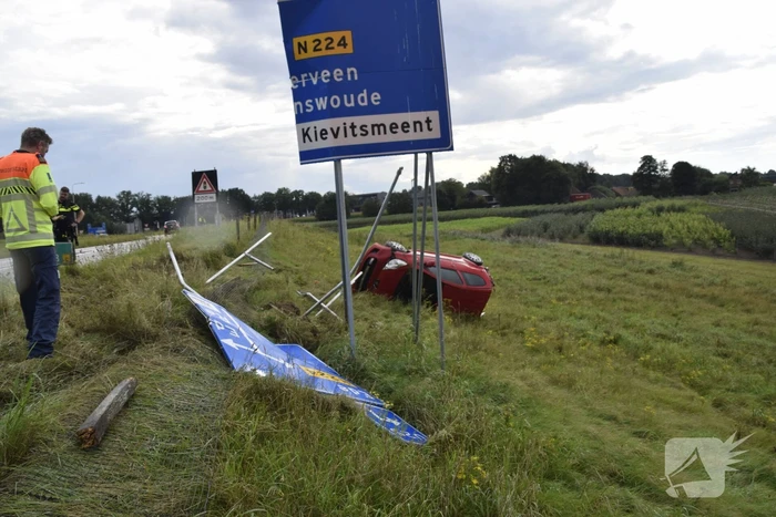 Automobilist belandt op zijkant naast afrit