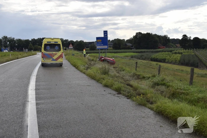 Automobilist belandt op zijkant naast afrit