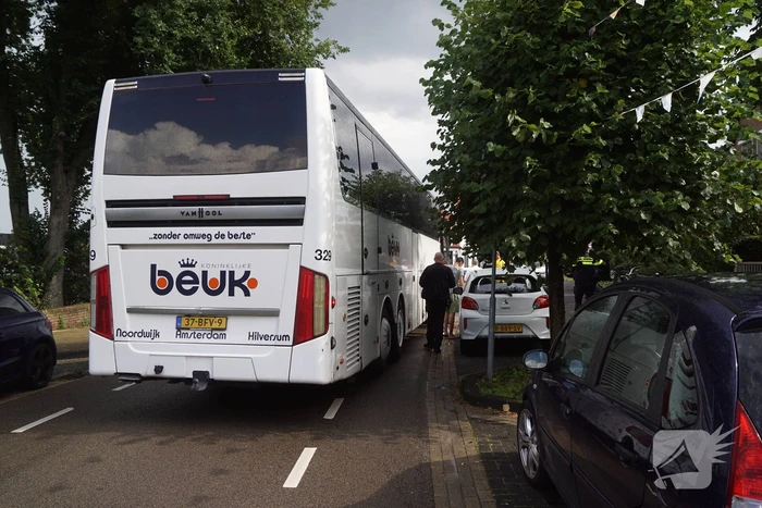 Supportersbus rijdt tegen geparkeerde auto