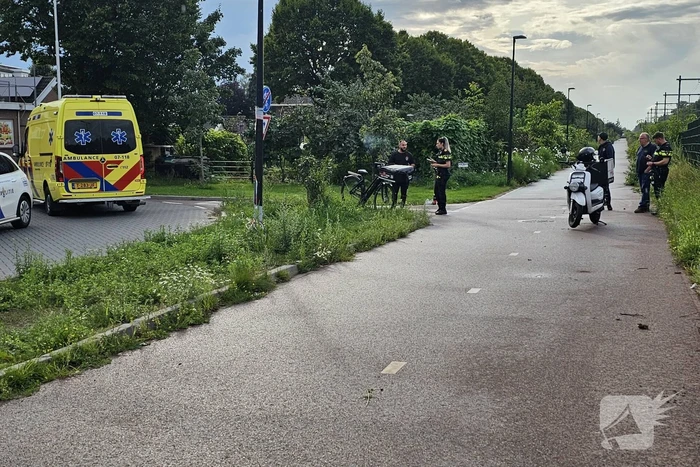 Twee maaltijdbezorgers botsen op fietspad