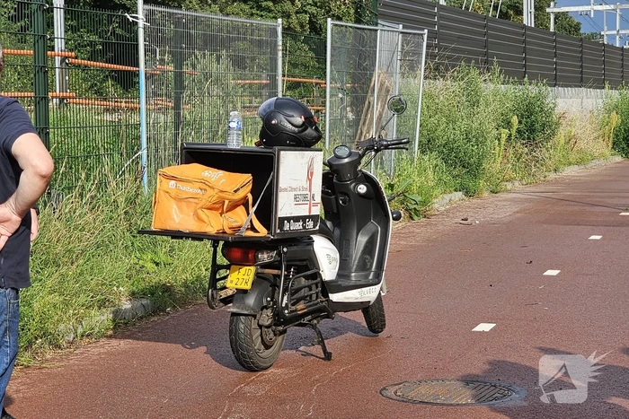 Twee maaltijdbezorgers botsen op fietspad