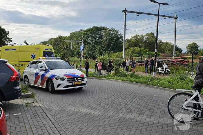 Twee maaltijdbezorgers botsen op fietspad