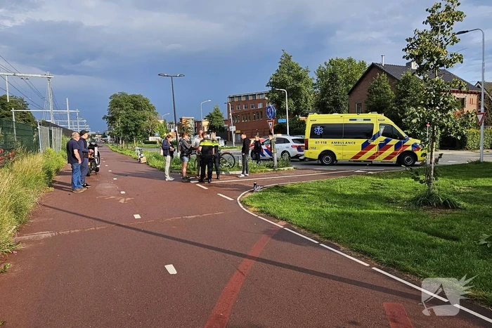 Twee maaltijdbezorgers botsen op fietspad
