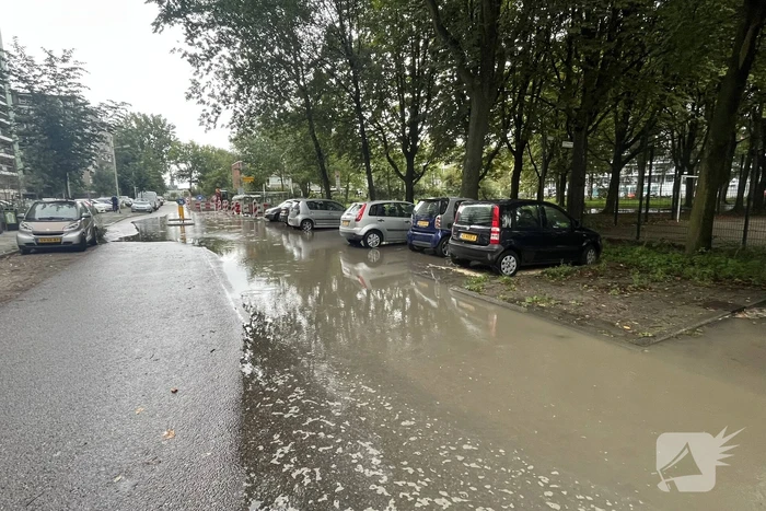 Straten onderwater door gesprongen hoofdleiding