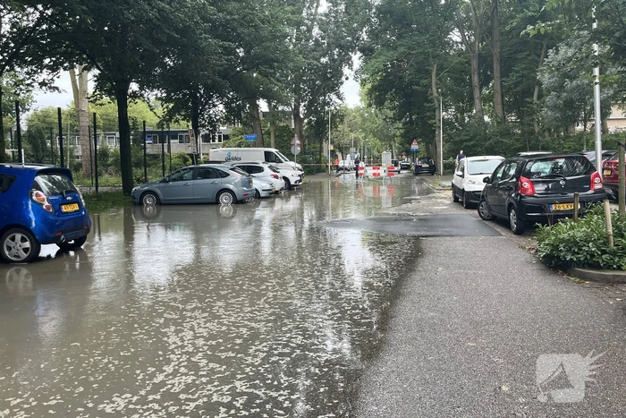 Straten onderwater door gesprongen hoofdleiding