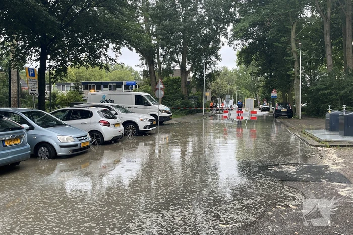 Straten onderwater door gesprongen hoofdleiding