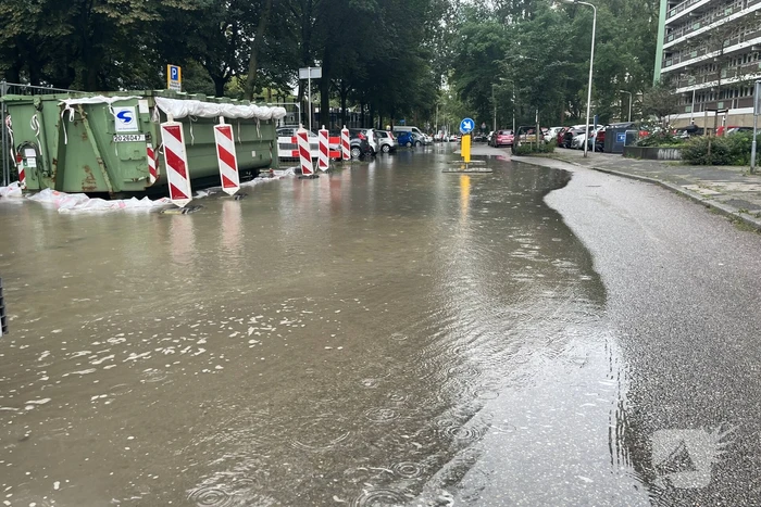 Straten onderwater door gesprongen hoofdleiding