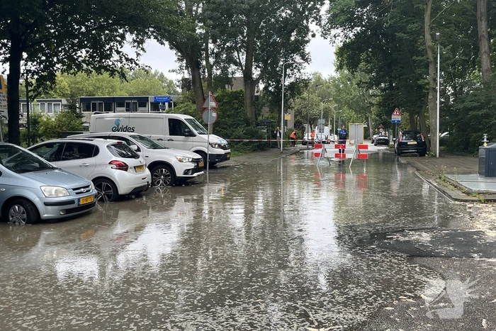 Straten onderwater door gesprongen hoofdleiding