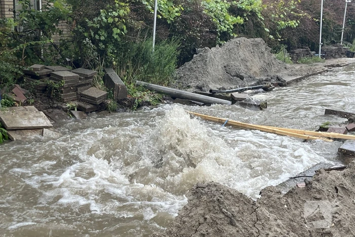 Straten onderwater door gesprongen hoofdleiding