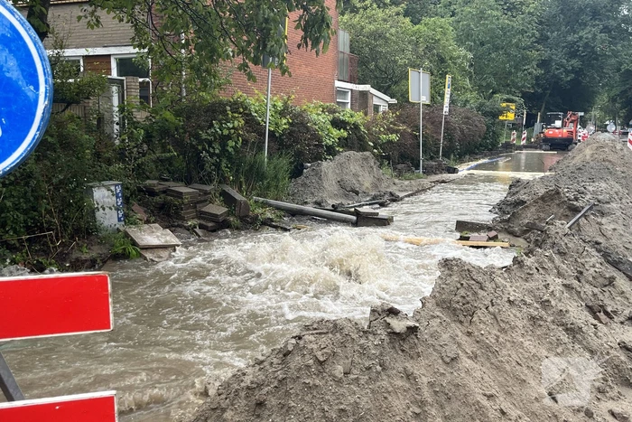 Straten onderwater door gesprongen hoofdleiding