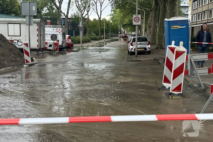 Straten onderwater door gesprongen hoofdleiding