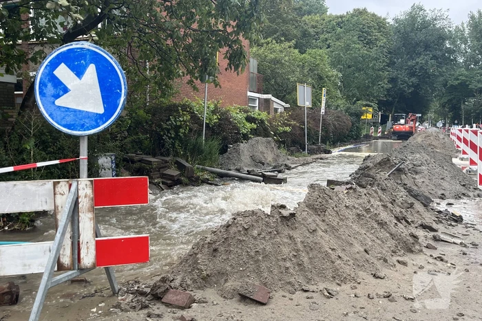 Straten onderwater door gesprongen hoofdleiding