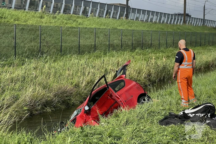 Automobilist belandt in sloot