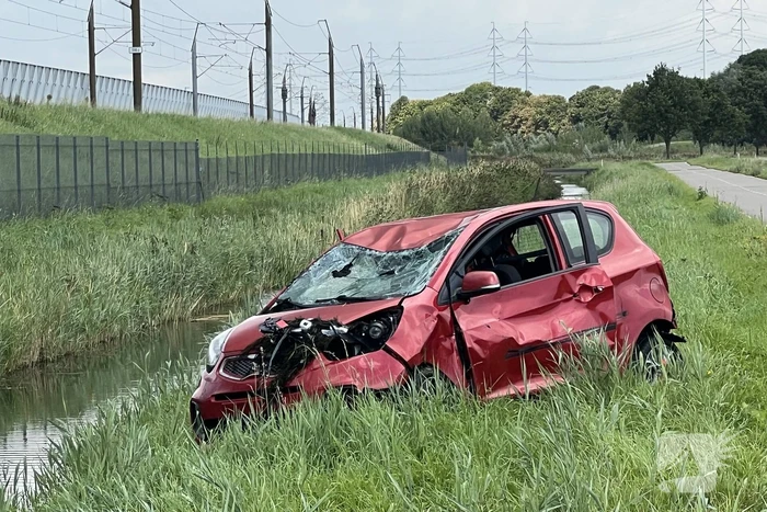 Automobilist belandt in sloot