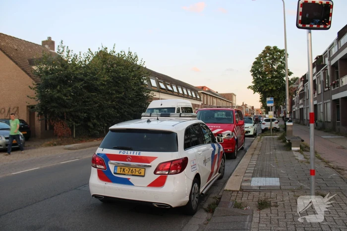 Man klimt op woning en gooit dakpannen naar hulpdiensten
