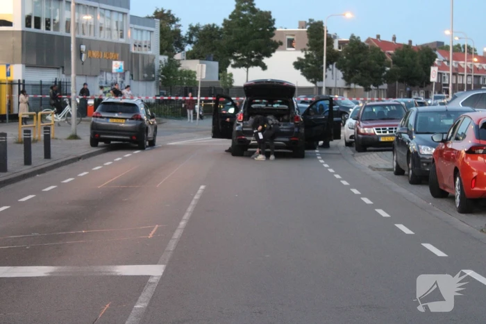 Man klimt op woning en gooit dakpannen naar hulpdiensten